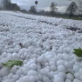 Schwere Unwetter: Blitz schlägt in Maibaum ein