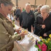 Osterkerzenverkauf für guten Zweck: 700 Euro Reinerlös