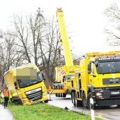 Lkw kommt bei Geharting von der Straße ab