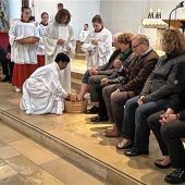 Füße waschen beim Gottesdienst am Gründonnerstag
