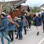 Über 100 Kinder auf Auer Kreuzweg unterwegs