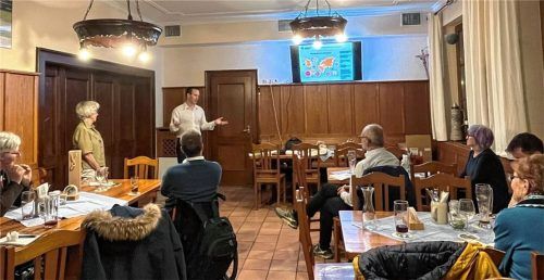 Abfallberater Bernhard Bock referiert über Abfallentsorgung und Wiederverwertung im Landkreis. Foto re