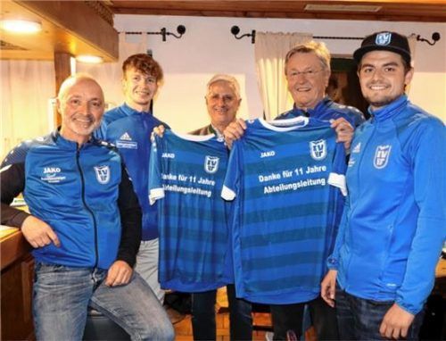 Abteilungsleiter Harry Weidlich (links) sowie die Spielführer Andreas Bergener (Zweiter von links) und Vitus Reger junior (rechts) dankten den Abteilungsleitern Martin Kolb (Mitte) und Ernst Töglhofer (Zweiter von rechts).
