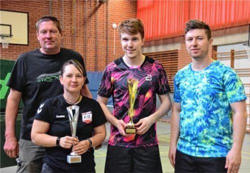 Abteilungsleiter Jürgen Klein (links) und zweiter Spartenleiter Florian Lutz (rechts) mit den Siegern Tamara Wollenstein und Daniel Kalocik.Foto re