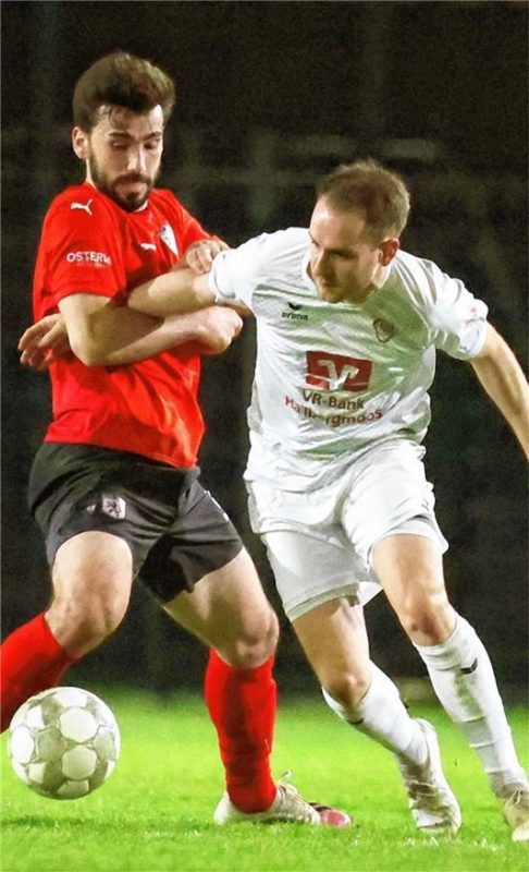 Adnan Kasumovic (links) macht es vor: Wasserburg will noch näher an Geretsried heranrücken.Foto mb.presse