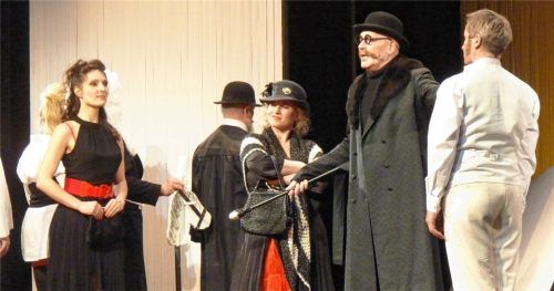 Agieren in einer kriminellen Halbwelt: (von links) Polly, Tiger Brown, Mrs. Peachum, Jonathan Peachum und Mackie Messer. Foto Fischer