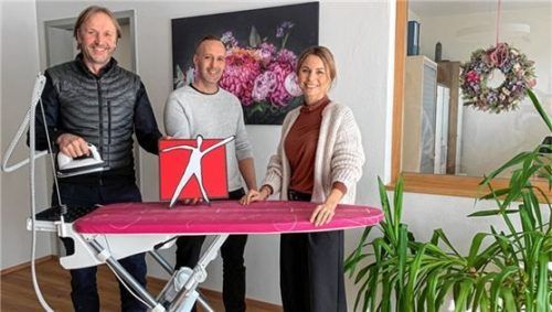 Alexa Dietz (rechts), geschäftsführendes Vorstandsmitglied der Sparkassenstiftungen Zukunft, gemeinsam mit Stefan Mayer (links), Vorstandsmitglied des Initiators der ABWG Gut leben im Alter, und Uwe Schmidt (Mitte), Leiter der Ambulant betreuten Wohngemeinschaft.

Foto Sparkassenstiftungen Zukunft