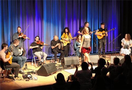 Alle Musiker und Steptänzerin Lenka Fairy standen am Schluss gemeinsam auf der Bühne. Foto seitz