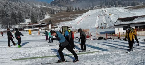 Aller Anfang ist schwer, deshalb üben die portugiesischen Ski-Schüler zunächst einmal nur mit einem Ski, um einGefühl für das Gleiten auf dem Schnee zu bekommen. Foto re