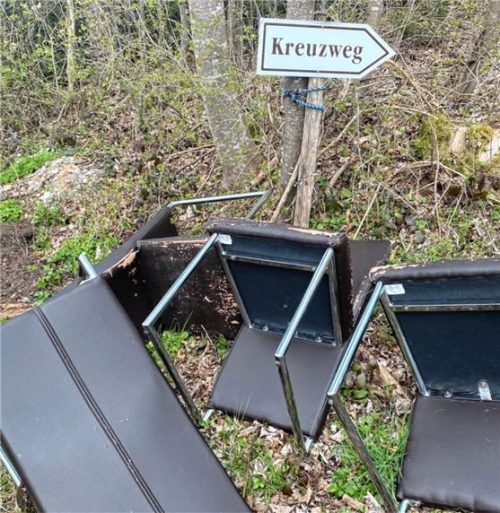 Alte Bürostühle haben Unbekannte am Kreuzweg Richtung Thann im Wald weggeworfen.Fotos Kotter