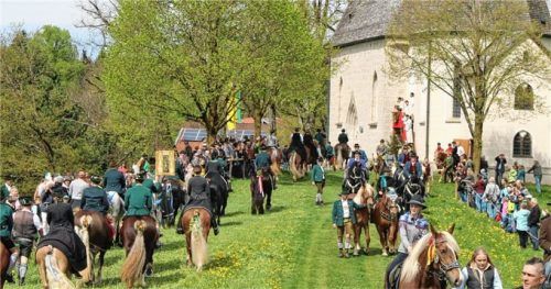 Am Ettendorfer Kircherl holten sich Ross und Reiter den Segen ab.