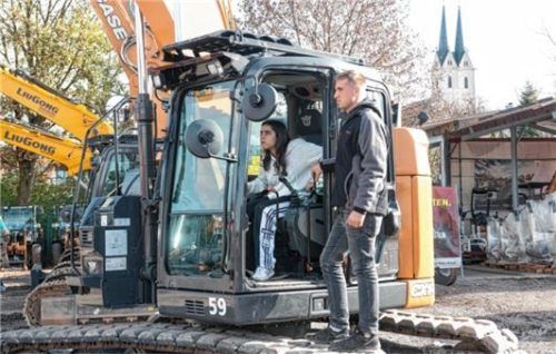 Am Steuer des Baggers: Die Landtechnikfirma Eder in Tuntenhausen arbeitet mit sieben Schulen als Bildungspartner zusammen.