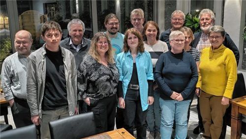 Amalia Schlögel (im blauen Hemd) mit zahlreichen Helfern der Asylhilfe Bruckmühl bei ihrem Abschied. Foto  Asylhilfe Bruckmühl
