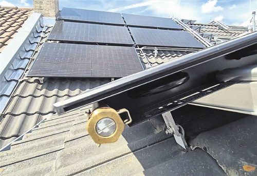 An der Oberfläche befindet sich der PV-Kollektor, der die Sonnenstrahlung aufnimmt, darunter liegt der Solarthermie-Kollektor, der Wärme bereitstellt. Foto erneuerbare.tv/dpa