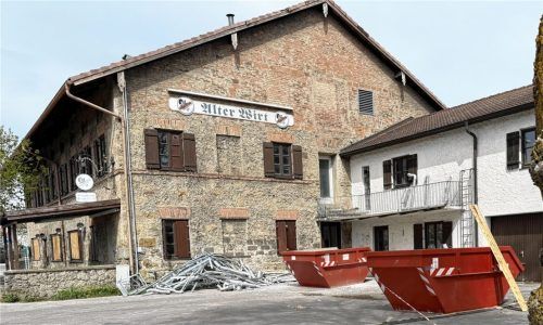 An einer Mauer liegen neben mehreren Containern auch Metallrohre. Der Parkplatz ist bereits mit einem Absperrband abgeriegelt.Fotos Baumeister