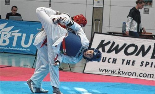 Angelina Maras (blau) zeigte beim Bayernpokal in Weißenhorn eine starke Leistung und gewann Gold.Foto re