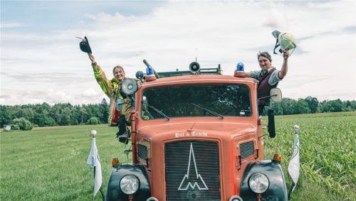 Anna Höbel und Mathias Waldleitner grüßen aus einem historischen Löschfahrzeug und freuen sich auf viele Besucher zum Jubiläumsfest. Foto  Feuerwehr Mietraching