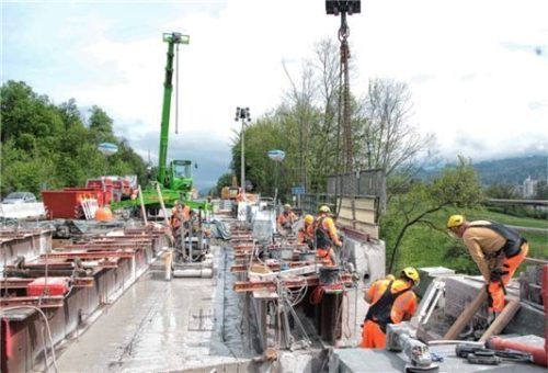 Auch am Samstag beim Ortstermin wurde auf der Baustelle emsig gearbeitet: In nur sechs Wochen sollen die Arbeiten an der Brücke beendet sein. Foto Reisner