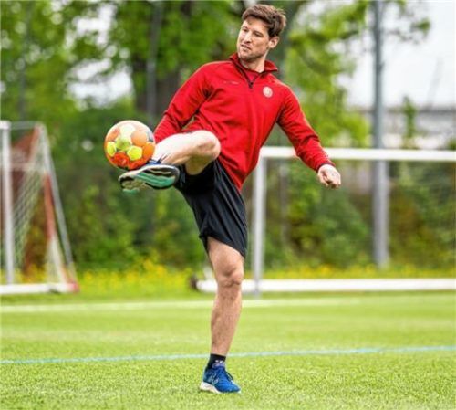 Auch an der Kugel technisch stark: Patrick Hager beim Fußballspielen zum Aufwärmen.Foto DEB/City-Press GmbH