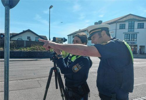 Auch dieses Jahr fand der europaweite „24-Stunden-Blitzermarathon“ statt. Polizisten kontrollierten unter anderem am Bruckmühler Gymnasium. Mit vor Ort war auch Polizeivizepräsident Michael Siefener (rechts) vom Polizeipräsidium Oberbayern Süd. Foto Beuerlein