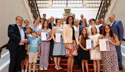 Auch heuer suchen Kiwanis-Clubs Projekte engagierter junger Menschen, um diese mit dem „Gipfelstürmer Award“ auszuzeichnen. Ein gutes Beispiel für besonderes Engagement geben etwa Schüler der Maria-Casper-Filser-Mittelschule Brannenburg (im Bild) ab, die im Jahr 2023 ausgezeichnet wurden. Foto MJ