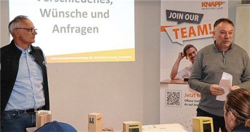 Auch in schwierigen Jahren sehen sie das Schreiner-Handwerk auf einem soliden Weg: Obermeister Andreas Weinzierl (rechts) und der Präsident des Fachverbands Schreinerhandwerk, Bernhard Daxenberger.Foto wittenzellner