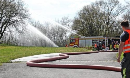 Auch nach zwei Kilometern Schlauchstrecke und 50 Meter höher schafft es die Pumpe, die Wasserwerfer der Feuerwehr ausreichend mit Löschwasser zu versorgen.Foto Binder