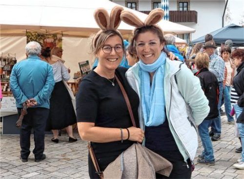 Auch zwei Osterhäsinnen mischten sich unter die zahlreichen Marktbesucher. Fotos  Strim