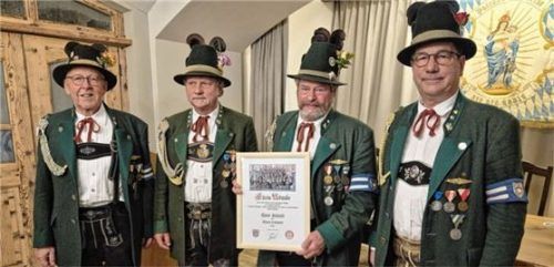 Auf dem Bild überreichen (von links) Schatzmeister Jürgen Zierow, Hauptmann Willi Berger und (rechts) Hauptmannstellvertreter Franz Zäch die Ehrenurkunde.Foto Knarr