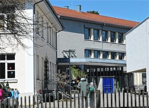 Auf dem Schulhof der Grundschule Schloßberg haben am Sonntag zwei Teenager vier Kinder mit Softair-Waffen beschossen und sie geschlagen. Foto Schlecker