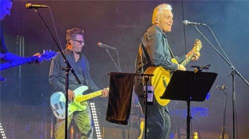 Auf der Bühne agil wie eh und je: Rainhard Fendrich, der Anfang des Jahres seinen 70. Geburtstag feierte. Foto pfurtscheller