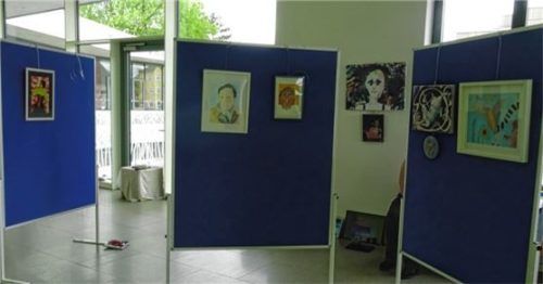 Aus dem Vorraum des Sitzungssaals wird im Handumdrehen eine Kunstgalerie für die „Junge Kunst 2025“.