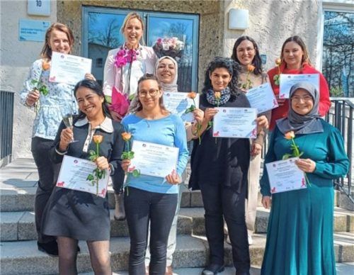 Ausbildungsleiterin Jennifa Buljan (hinten, Zweite von links) freut sich mit den Absolventinnen über den erfolgreichen Abschluss der Weiterbildung zur Assistenzkraft.Foto Neumann