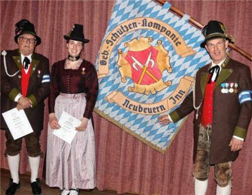 Auszeichnung für treue Mitglieder: Hauptmann Josef Stadler (rechts) ehrt Hans Nowak für zehn Jahre Vereinszugehörigkeit und Magdalena Hoffmann für fünf Jahre.Foto Schwitteck