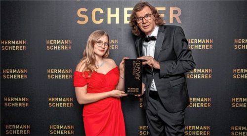 Autor Hermann Scherer überreicht den „Excellence Award“ an Antonia Wierer.