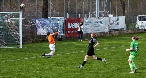 Bad Aiblings Doppeltorschützin Lena Grabmeier (rechts) erzielt mit diesem Heber den 3:2-Führungstreffer. Foto Dirk Habermann