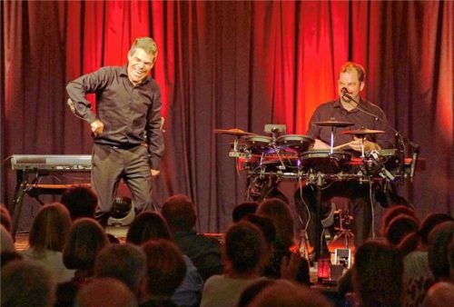Bastian Pusch (links) und Andreas Speckmann wussten genau, wie sie im Haberkasten auf ihr singwilliges Publikum eingehen müssen, um die Stimmung noch weiter zu steigern. Foto becker