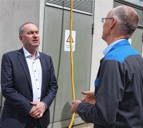 Bayerns Wirtschaftsminister Hubert Aiwanger besuchte Nitrochemie in Aschau, das zu Rheinmetall gehört. Werksleiter Oliver Becker gab ihm Einblicke in die Produktion der Treibladungselemente. Foto Helena Gennutt