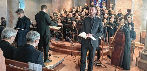 Beeindruckend war auch die Leistung der Solisten – hier Tenor Konstantin Igl (links) und Bass Martin Burgmaier – bei Bachs Johannespassion.Foto giesen