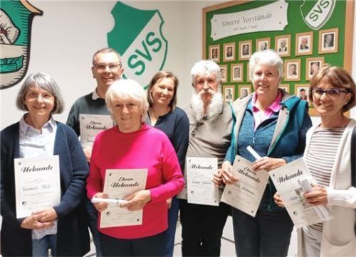 Bei der Ehrung treuer Mitglieder: (von links) Rosemarie Pfeifer, Bernhard Kaiser, Anni Kaiser, Vorsitzende Eva Fuchs, Gerhard Weinert, Karin Klützmann und Silvia Vogl. Foto SV SCHLOSSBERG-STEPHANSKIRCHEN
