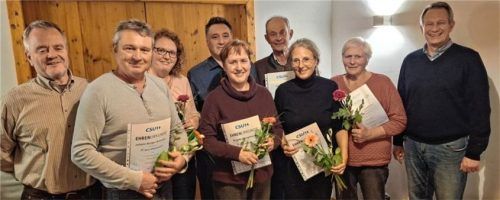 Bei der Ehrung treuer Mitglieder: (von links) der neue Vorsitzende Herbert Singer, Hans Bürger-Schuster, die bisherige Vorsitzende Annemarie Bock, Georg Kirchbeck, Brigitte Neugebauer, Hans Bauer, Christina Pfaffinger, Theresia Bock und der stellvertretende Vorsitzende Christian Bürger.Foto re