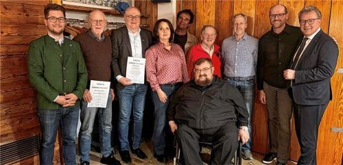 Bei der Ehrung: (von links) Bürgermeister Johannes Thusbaß, Hermann Ober, Ralph Eger, Petra Linner, Josef Huber, Sepp Schmid, Vorsitzender Hans Loy, Johann Glonner, Dr. Markus Reheis und CSU-Kreisvorsitzender Klaus Stöttner.Foto CSU