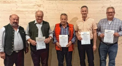 Bei der Ehrung: (von links) Ortsvorsitzender Lorenz Loy dankte Josef Schlosser, Georg Berghammer, Alois Fuchs junior und Thomas Kremser. Foto re