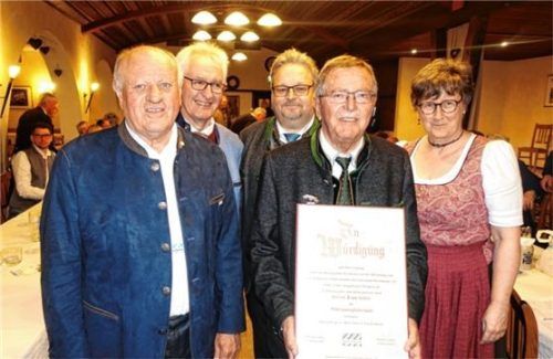 Bei der Ehrung von Sepp Höfer (von links): Christian Glas, Manfred Karl, Norbert Zehrer, Ehrenmitglied Sepp Höfer und Sabine Karl.Foto Hötzelsperger