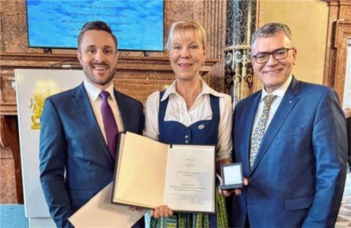 Bei der Feier in München: (von links) Landtagsabgeordneter Daniel Artmann, Sabine Schmitz und StaatsministerDr. Florian Herrmann. Foto Abgeordnetenbüro Artmann