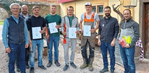 Bei der Siegerehrung: (von links) Michael Luckas (Abteilungsleiter AELF), Josef Andres (Kreisobmann BBV Rosenheim), Johannes Hintermayr und Moritz Scheck (geteilte Dritte), Georg Ganslmeier (Zweiter), Florian Fischer (Sieger), Alexander Graßl (Geschäftsführer WBV Wasserburg) sowie Christian Tegethoff (Bildungsfachberater AELF).Foto aelf