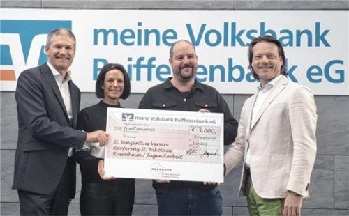 Bei der Übergabe des symbolischen Schecks: (von links) VR-Bank-Vorstand Mirko Gruber, Andrea März, Vorsitzende Vinzentiusverein Konferenz St. Nikolaus Rosenheim, Gregor Schumm vom Jugendtreff „Logo“ und Johann Hell, Abteilungsleiter des Stiftungs- und Generationenmanagements der VR-Bank.Foto re