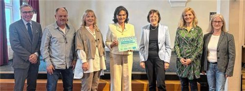 Bei der Verleihung der Plakette: (von links) Sozialdezernent Christian Salberg, Französischlehrer Robert Salzberger, Fachleiterin Französisch Andrea Thomas, Schuldirektorin Magdalena Singer, Dritte Bürgermeisterin Gabriele Leicht, Katarina Lips, Französisches Institut München, und Ministerialbeauftragte Dr. Cordula Maiwald.