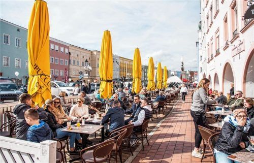 Bei gutem Wetter strömen über 10000 Menschen zur Autoschau auf den Stadtplatz. Fotos Rudolf Mayer