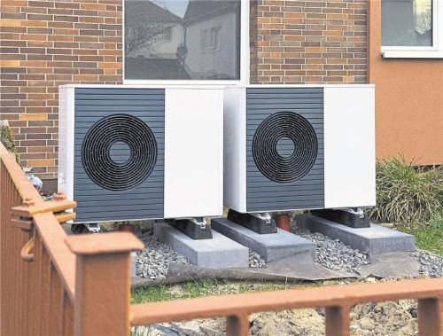 Bei Luft-Wärmepumpen sollte man ausreichend Abstand zum Nachbargrundstück einrechnen. Foto IMAGO/Robert Poorten